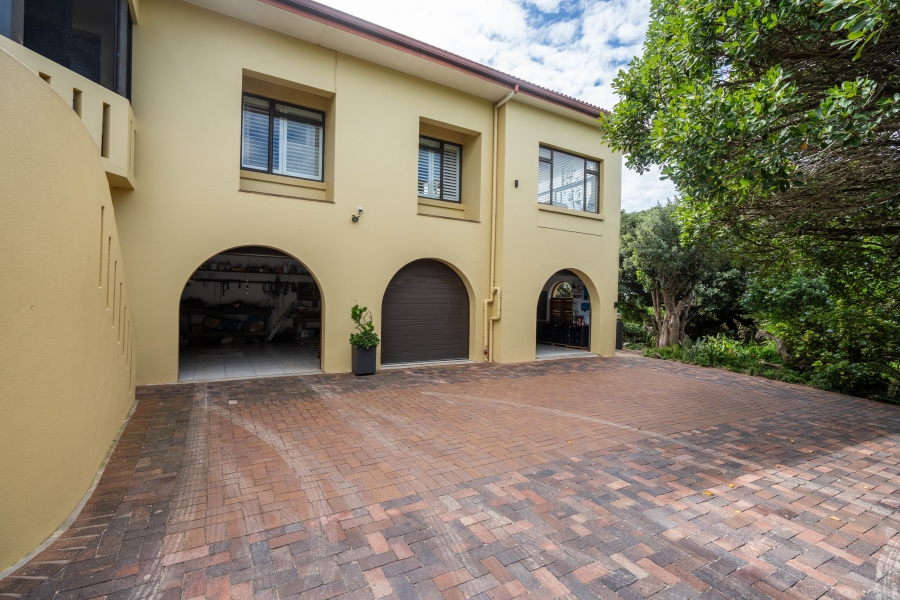 7 Bedroom Property for Sale in West Beach Eastern Cape